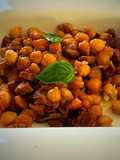 Garbanzos salteados con chorizo y albahaca