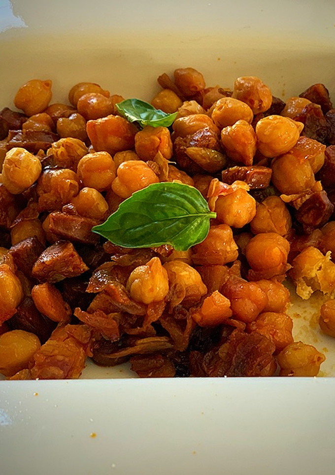 Una foto de Garbanzos salteados con chorizo y albahaca