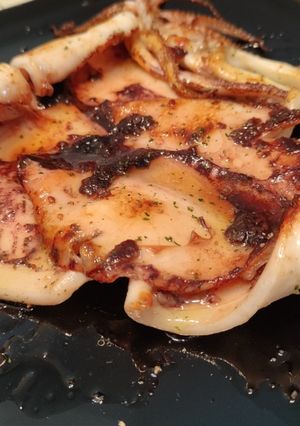 Una foto de Calamar de Potera a la Plancha con Mayonesa de Kimchi