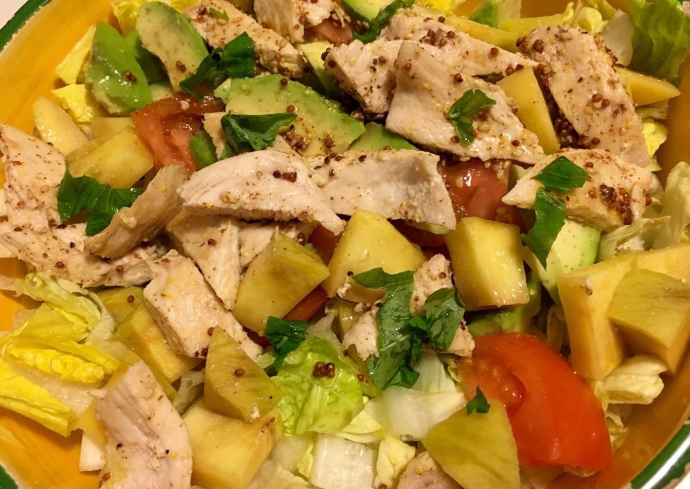 Ensalada con pollo a la mostaza y mango