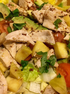 Una foto de Ensalada con pollo a la mostaza y mango