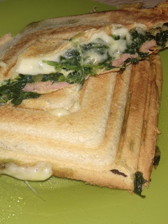 Una foto de Cena rápida: Sándwich de espinacas y filete de Sajonia