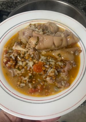 Foto principal de Patas de cerdo con arroz y lentejas extra tiernas