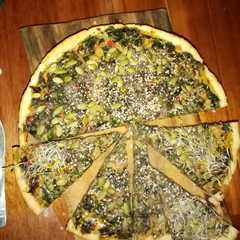 Una foto de Tarta de hojas de remolacha con brotes de alfalfa