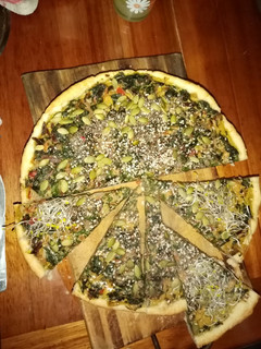 Una foto de Tarta de hojas de remolacha con brotes de alfalfa