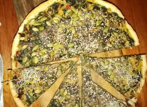 Una foto de Tarta de hojas de remolacha con brotes de alfalfa