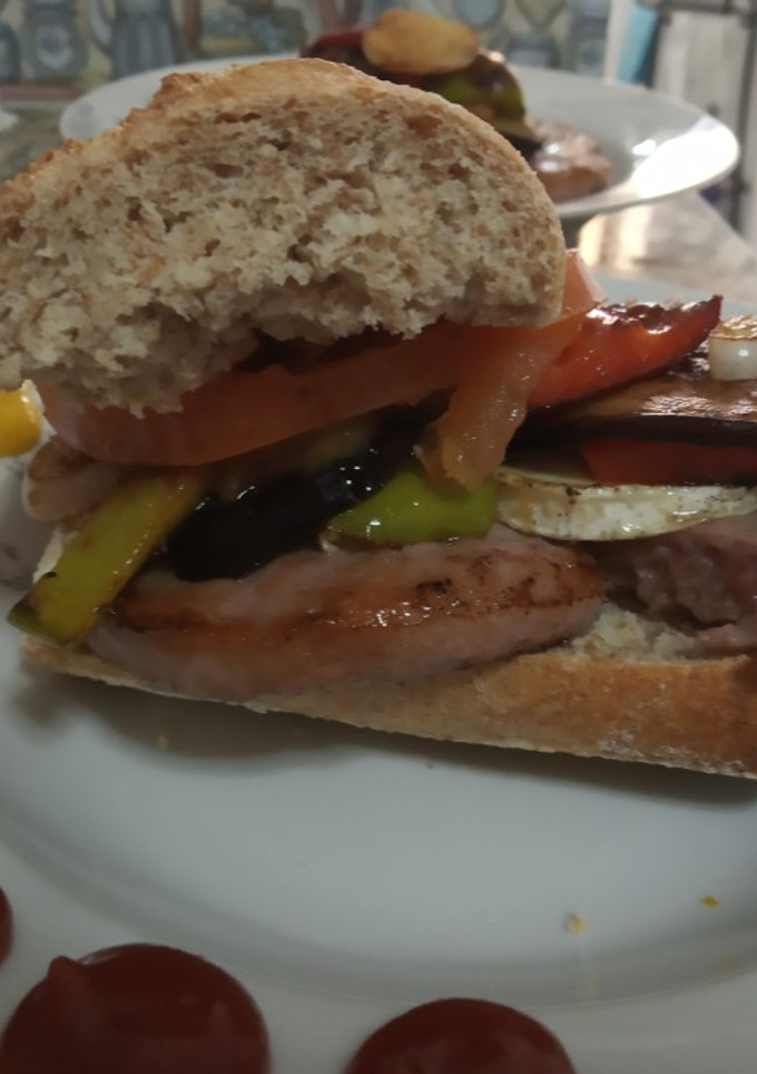 Una foto de Bocata de hamburguesa