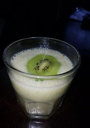 Una foto de Licuado banana kiwi limón