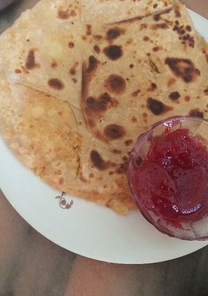 आलू परांठा विद जेम (Aloo Paratha with jam recipe in Hindi) रेसिपी मुख्य फोटो
