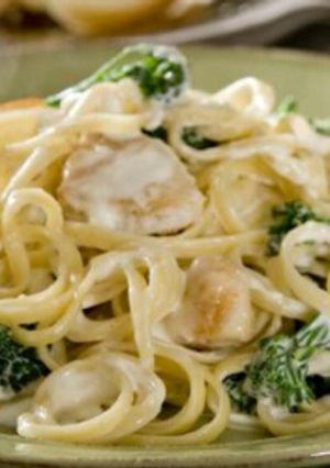 Una foto de Macarrones de queso, pollo y brocoli 🍝