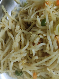 வெஜ்டபில் நூடுல்ஸ் (Vegetable noodles recipe in tamil) செய்முறை முக்கிய புகைப்படம்