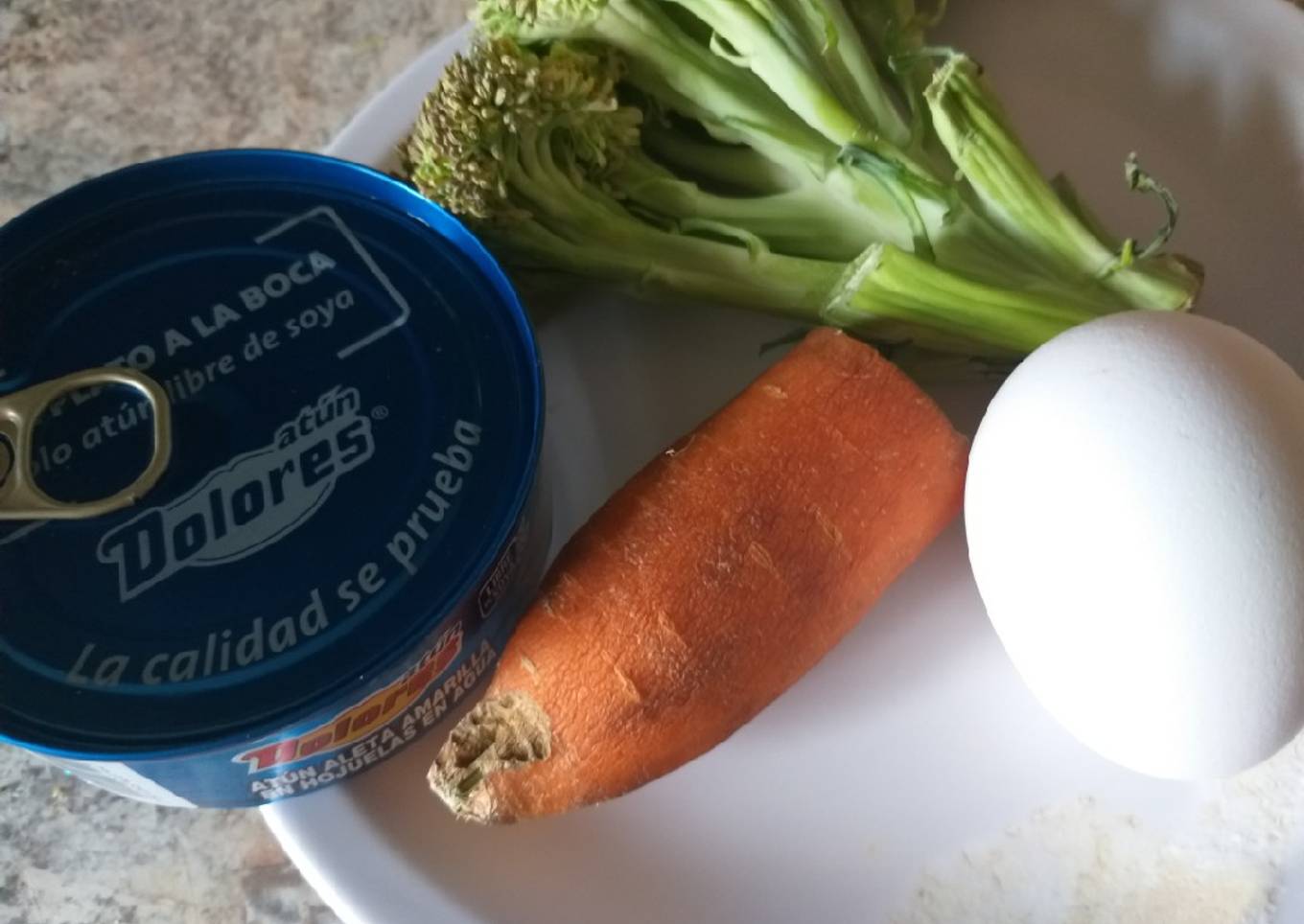 Atún con huevo y verduras