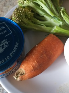 Una foto de Atún con huevo y verduras