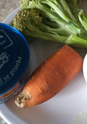 Una foto de Atún con huevo y verduras