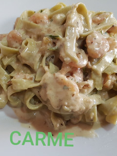 Una foto de Tagliatelle con gambas y salsa de queso con nueces