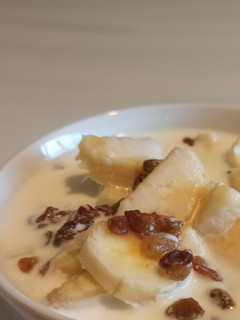 Una foto de Kéfir de cabra con frutas y pasas