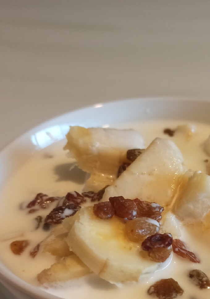 Una foto de Kéfir de cabra con frutas y pasas