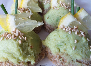 Una foto de Canapés de hummus de palta vegano