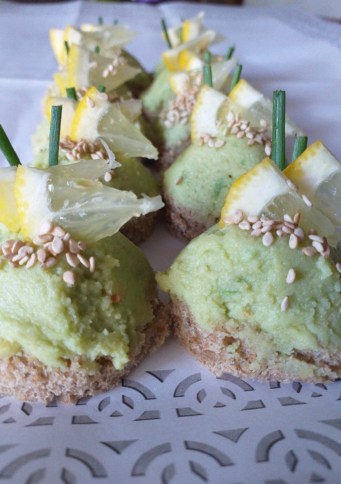 Una foto de Canapés de hummus de palta vegano