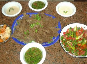 صورة لوصفة كبده بانيه مع سلطات ومية ويسكي تهبل
