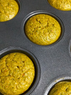 Una foto de Muffins de avena, espinaca y queso