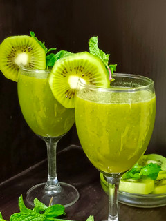 कीवी मिंट कूल कूलर (Kiwi mint cool cooler recipe in Hindi) रेसिपी मुख्य फोटो