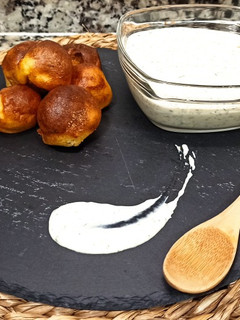 Una foto de Bolitas de patata 🥔, queso 🧀 y especias🧂 en freidora de aire