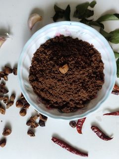 சுண்டைக்காய் வத்தல் பொடி (Turkey berry podi recipe in tamil) செய்முறை முக்கிய புகைப்படம்