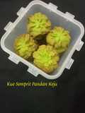 Kue Semprit Pandan Keju