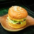 চিজি চিকেন বার্গার (Cheesy chicken burger recipe in Bengali)