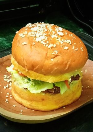 চিজি চিকেন বার্গার (Cheesy chicken burger recipe in Bengali) রেসিপির প্রধান ছবি