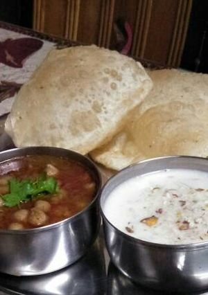 A picture of Chhole Bhature with out onion and garlic.