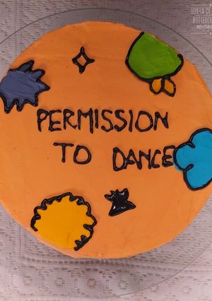Una foto de Torta de BTS con buttercream de merengue Suizo