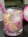 Caipiroska de pitaya e limão