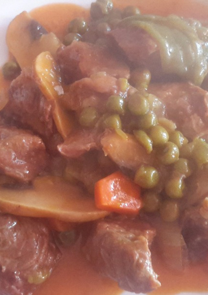 Una foto de Estofado de ternera con champiñones y guisantes