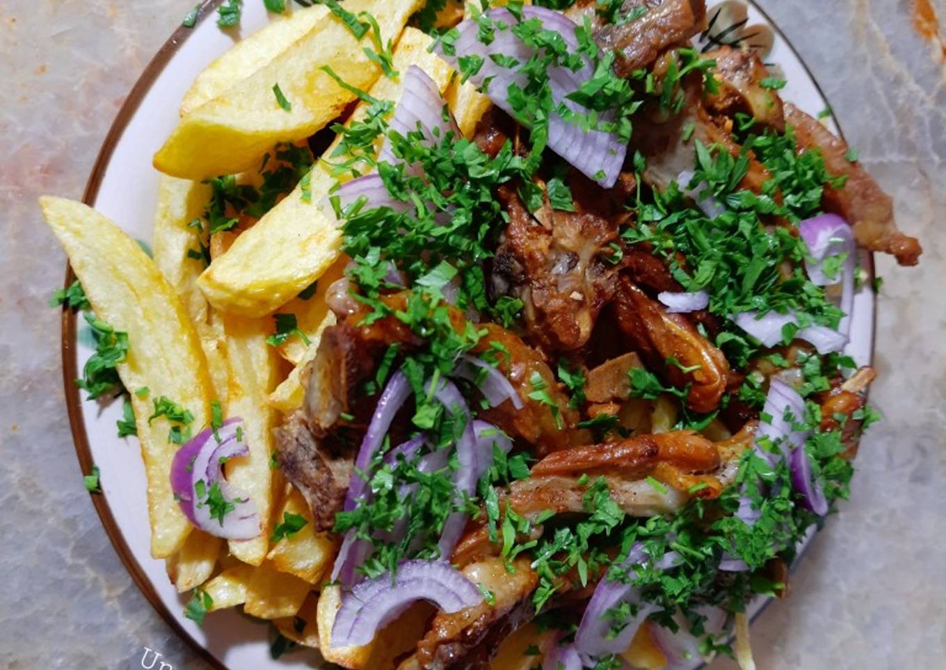 Côtelettes d'agneau grillés 🥩 accompagnées de frites 🍟