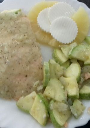 Una foto de Salmón encebollado