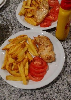 Una foto de Pollo y papas fritas