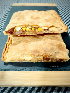 Una foto de Empanada de cebolla con bacon y huevo