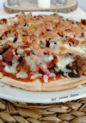 Una foto de Pizza de pollo, berenjena y bacon