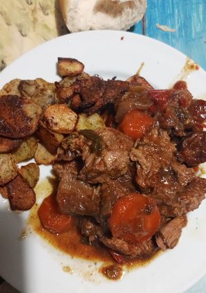 Una foto de Bondiola Braseada con Papas al Horno Económica