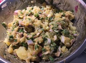 Une photo de Salade de harengs fumés,pommes de terre,oignons nouveaux et cornichons