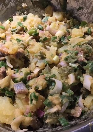 Une photo de Salade de harengs fumés,pommes de terre,oignons nouveaux et cornichons