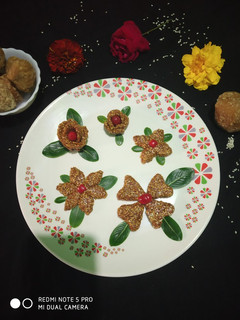 तिल गुड़ फ्लावर चिक्की (Til gur flower chikki recipe in hindi) रेसिपी मुख्य फोटो