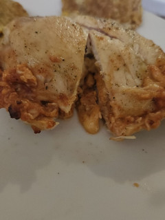 Una foto de Pechuga rellena de queso rallado