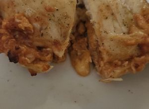Una foto de Pechuga rellena de queso rallado