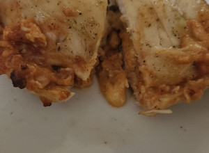 Una foto de Pechuga rellena de queso rallado