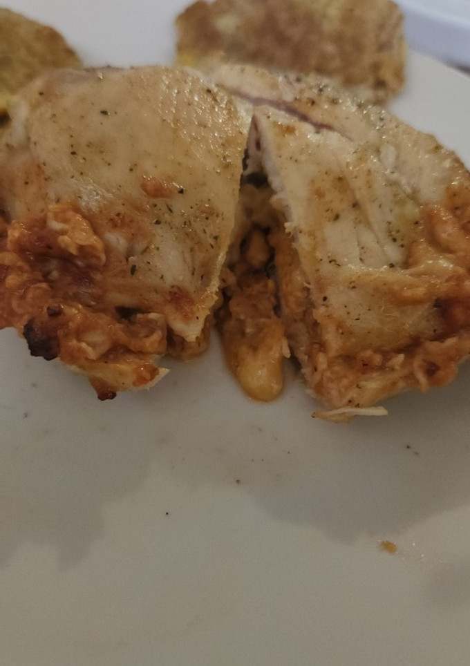 Una foto de Pechuga rellena de queso rallado