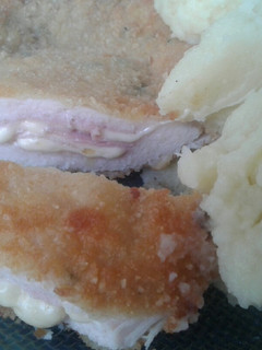 Una foto de Suprema de pollo rellena de jamón y queso bien caserita