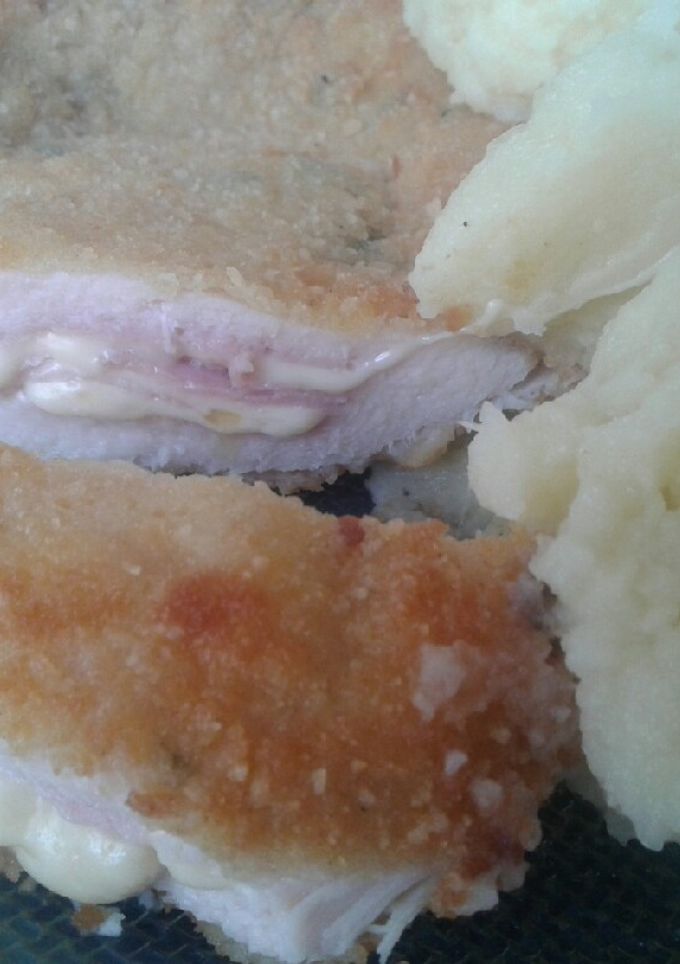 Una foto de Suprema de pollo rellena de jamón y queso bien caserita